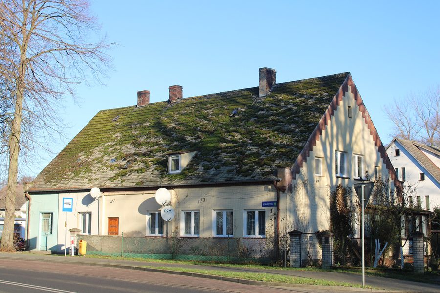Gebäude in der Nadmorska-Straße in Karnice, Polen