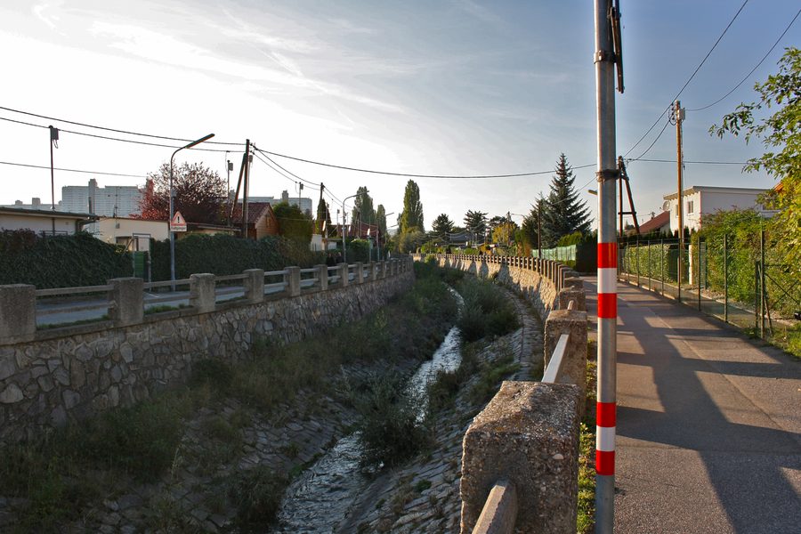 Schlossseeweg und Liesingbach im Wiener Bezirk Liesing
