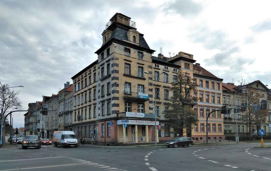Straßenansicht an der Kartuzka- und Jerzego-Libana-Straße in Legnica, Polen