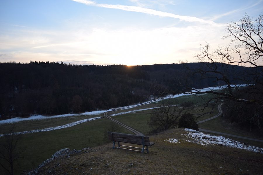 Blick über das Hungerbrunnental in Baden-Württemberg bei Sonnenuntergang