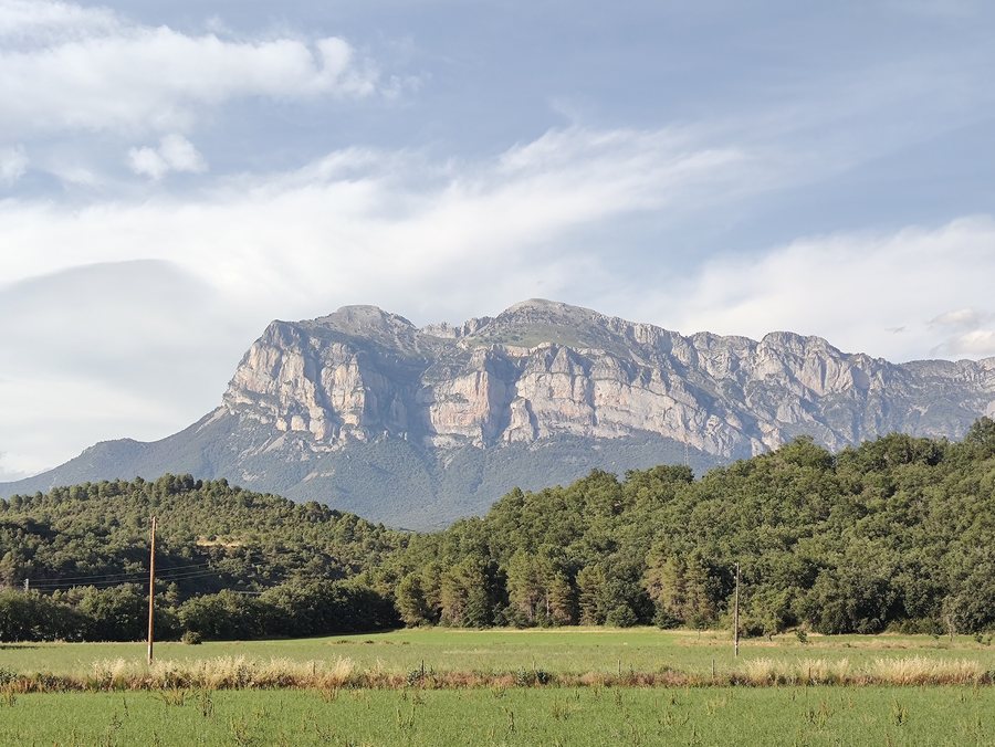 File:Peña Montañesa from Aínsa-Sobrarbe.jpg