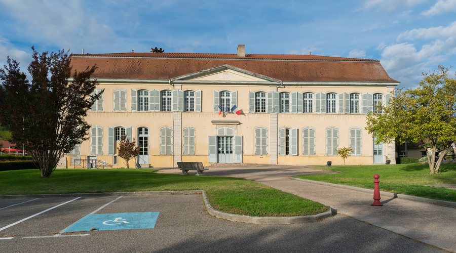 File:Town hall of Saint-Savin Isere (1).jpg