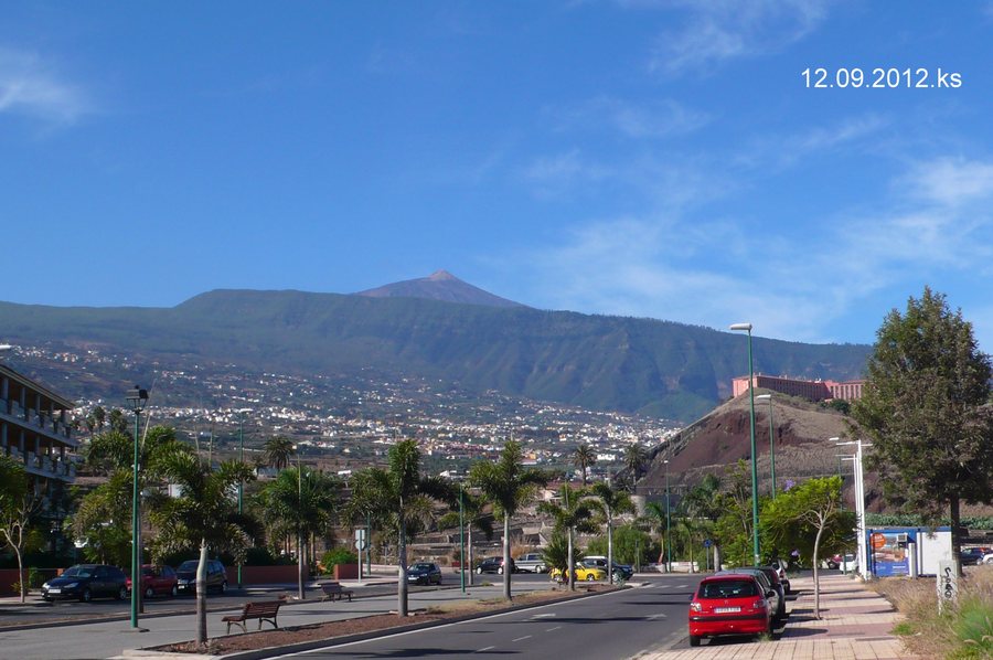 File:Sept.2012, Blick von El Durazno (obererer Teil vonPuerto de la Cruz) nach Süden - panoramio.jpg
