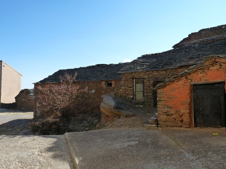 File:Casas tradicionales en Hiendelaencina.JPG
