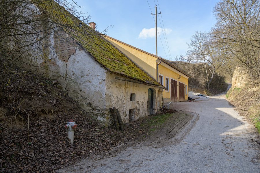 Cellar lane on Altneustifterweg in Stiefern