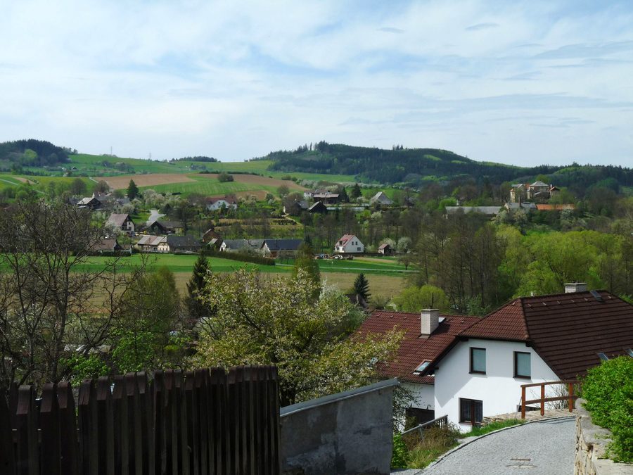 Blick von Strážov auf das Dorf Opálka und die hügelige Landschaft im Bezirk Klatovy