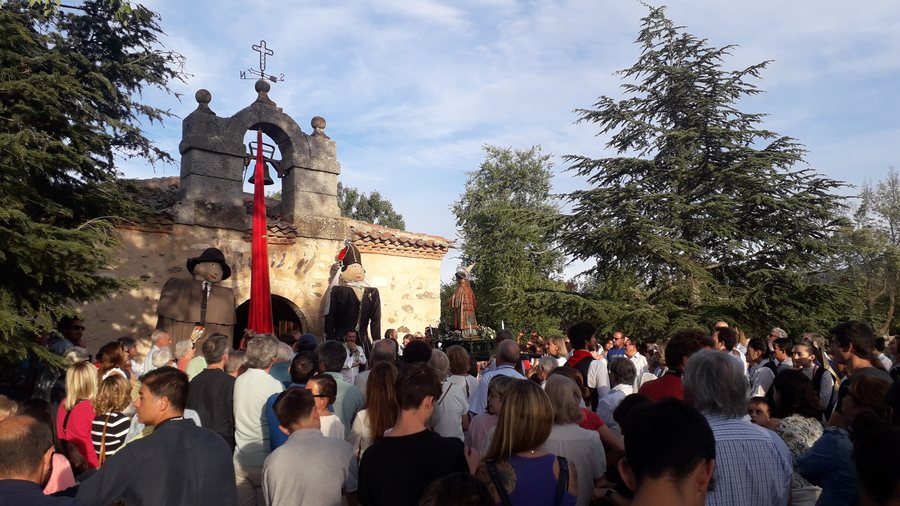 File:Celebración en Navas de Riofrío.jpg