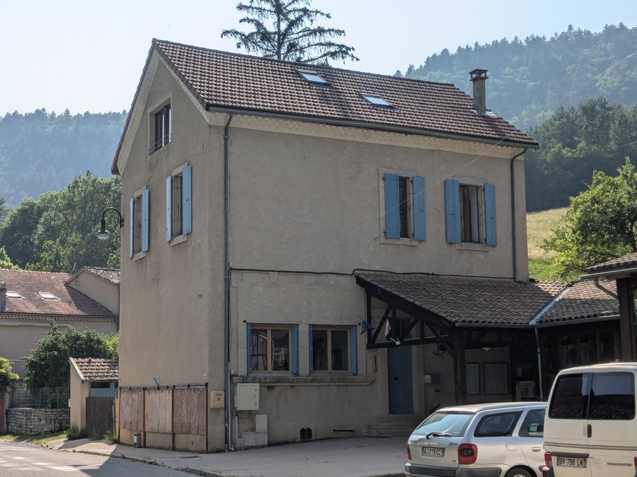 File:Val-Maravel - Mairie (juin 2025).jpg
