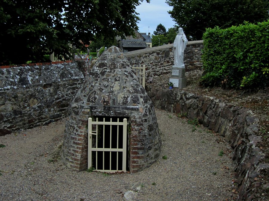 File:Bréville-sur-Mer - Fontaine Saint-Hélier.JPG