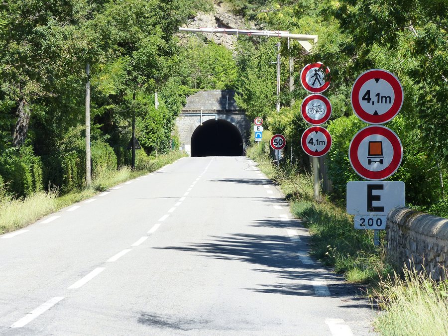 File:Panneaux entrée ouest tunnel d'Alzon.jpg