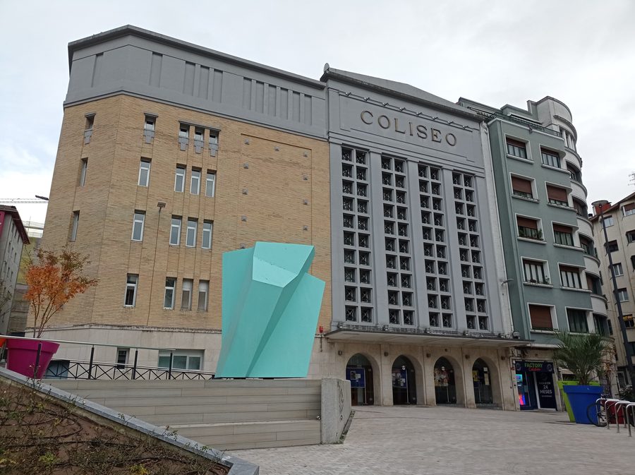 Coliseo Theatre in Éibar with the sculpture „Txopitea ta pakea“