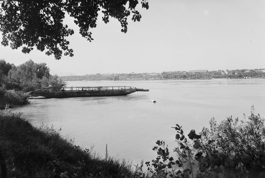 Ferry towards Dunaújváros (Sztálinváros)