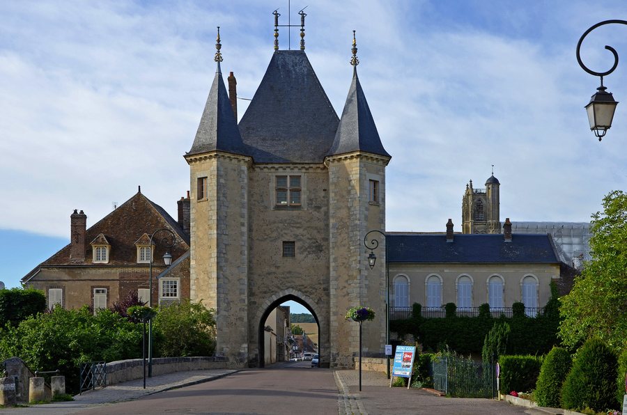 File:2012-DSC 0335-Villeneuve-sur-Yonne-Porte-de-Joigny.jpg