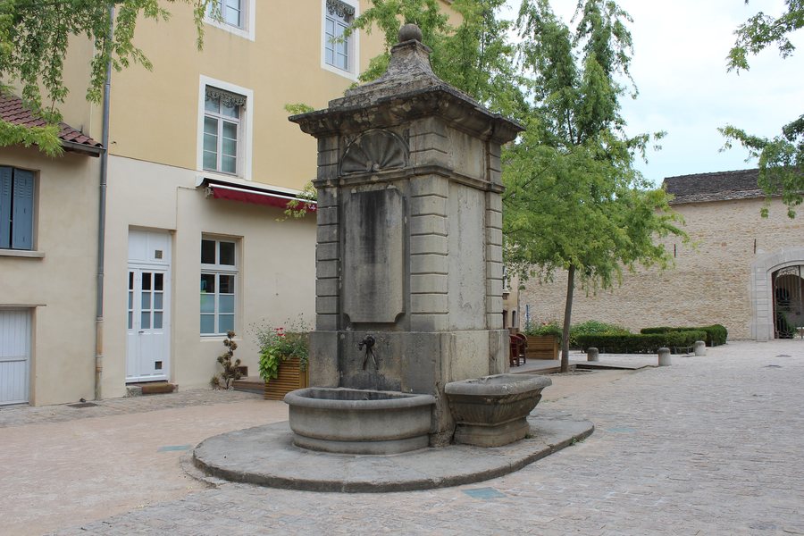 File:Crémieu - Fontaine Place de la Nation (PA00117156)-001.JPG