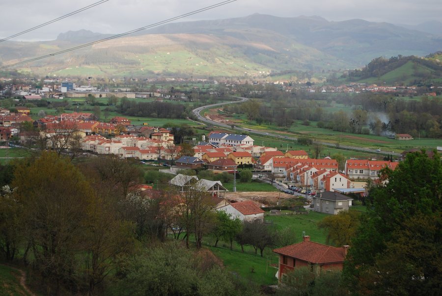 File:Vista general de La Cueva, Castañeda.jpg