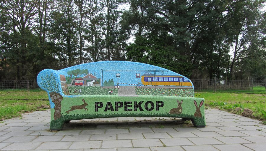 Papekopbank, een Social Sofa bij de rotonde in Papekop