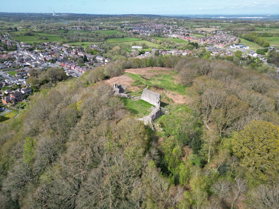 File:Castell Caergwrle - Castle built by the Welsh Princes, in Sir y Fflint (Flintshire), Wales 02.jpg