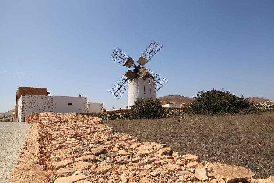 File:Tuineje Tiscamanita - Calle de la Cruz - windmill 01 ies.jpg