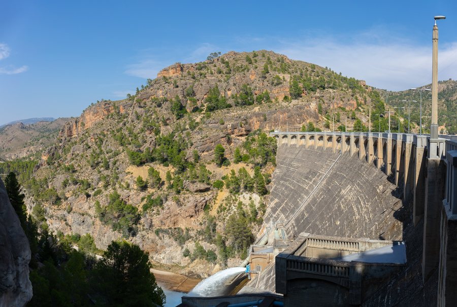 File:Die Staumauer am Stausee Fuensanta - 52421094199.jpg