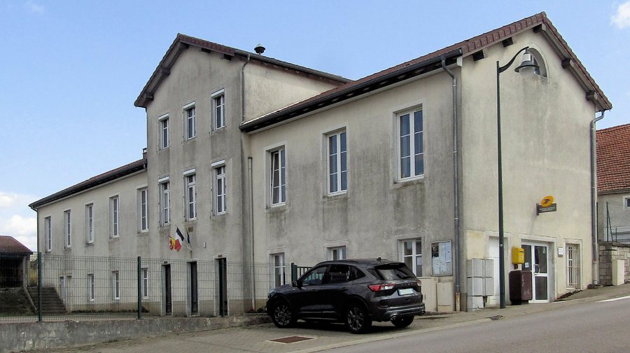 File:Landaville, Mairie, école et poste.jpg