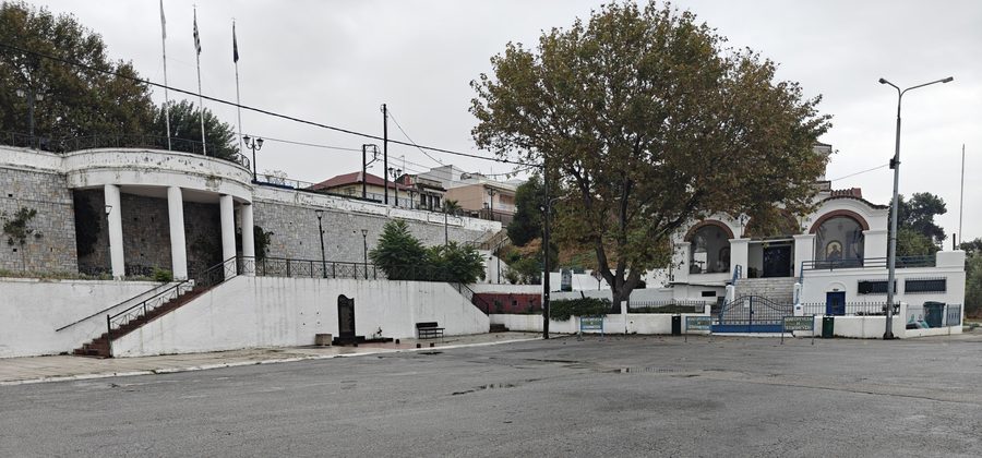 Blick auf den griechischen Ort Nea Michaniona