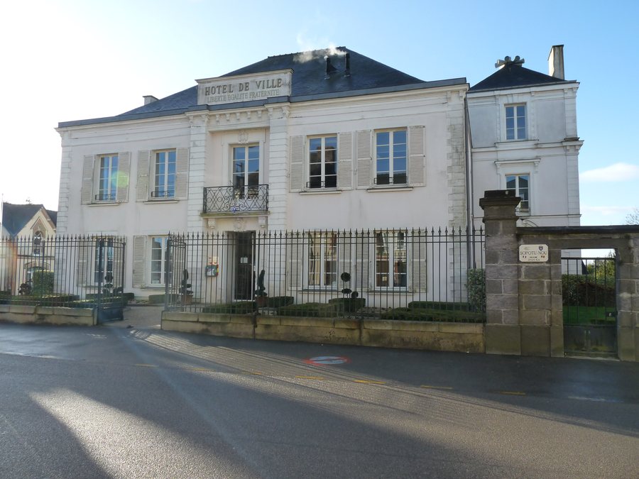 File:Mairie de Pouancé.jpg