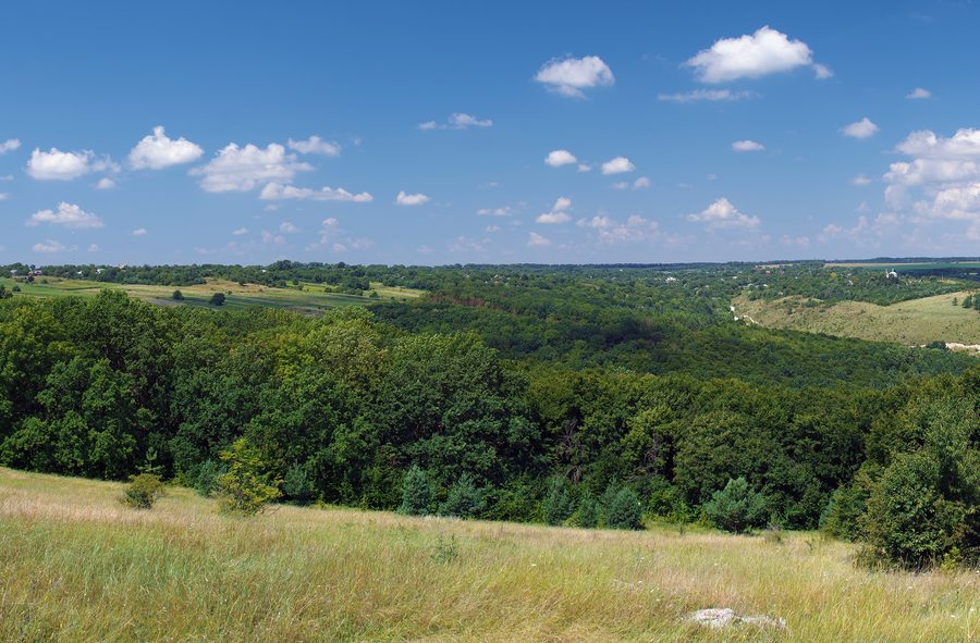 Panorama von Vrublivtsi von einem Aussichtspunkt über dem Dnister nahe der Mündung der Ternawa