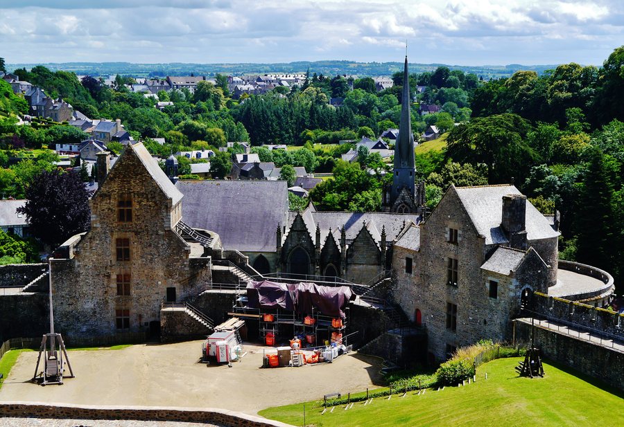 File:Fougères Château de Fougères Cour intérieure 12.jpg
