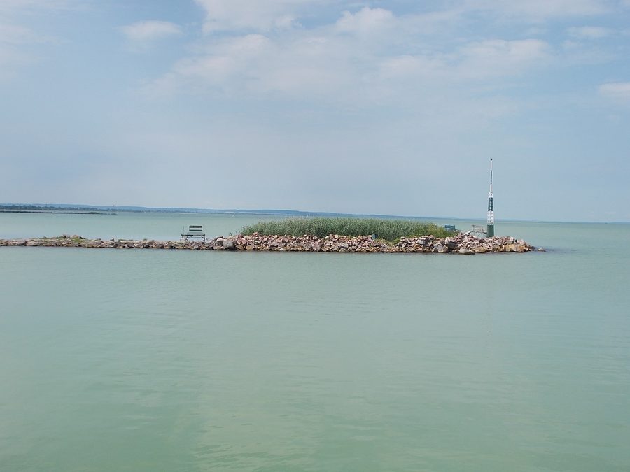 West pier and entrance signal device at the Port of Fonyód