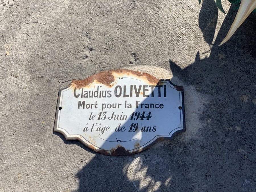 File:Tombe de Claudius Olivetti, mort pour la France en 1944 (cimetière de Saint-Rambert-en-Bugey) - plaque.jpg
