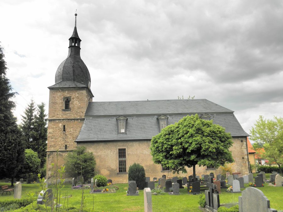 Mauritius-Kirche im historischen Ortskern von Niedergrunstedt