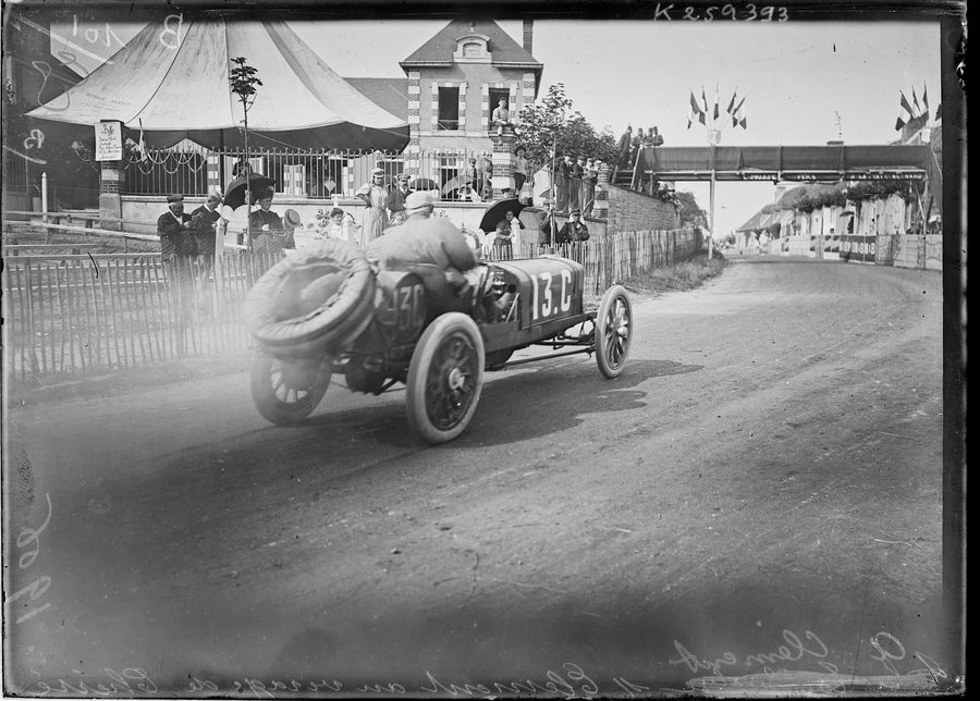 File:A. Clément (De la Touloubre rayé) sur Clément au virage de Cherré (Grand Prix de l'ACF, 26 juin) 1906 - btv1b53208839t.jpg