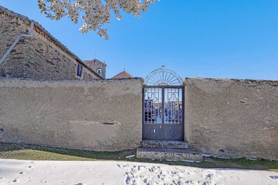 File:Cementerio de Berrocal de Salvatierra entrada II.jpg