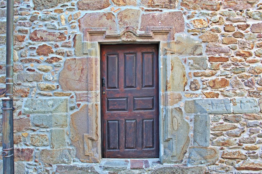 File:Detalle de la iglesia de Santa Eulalia de Langre.jpg