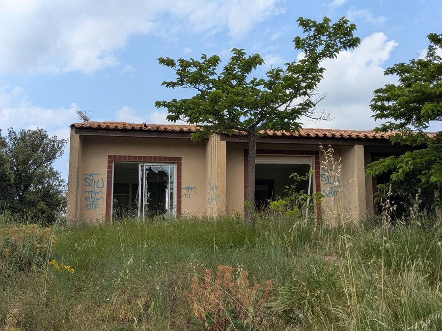 File:Lioux - Château Saint-Lambert - Bâtiment annexe 1 (juin 2025).jpg