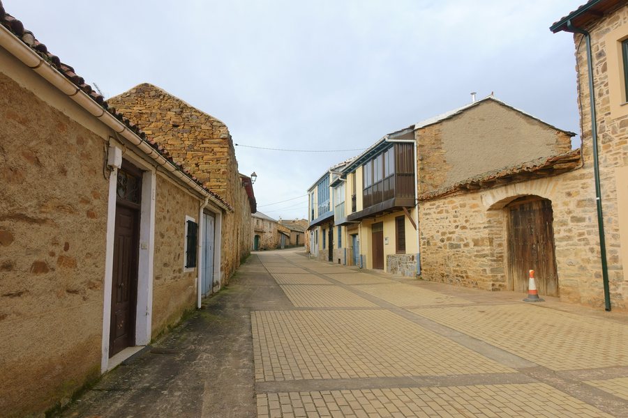 File:Calle Mayor, Santa Colomba de Somoza.jpg