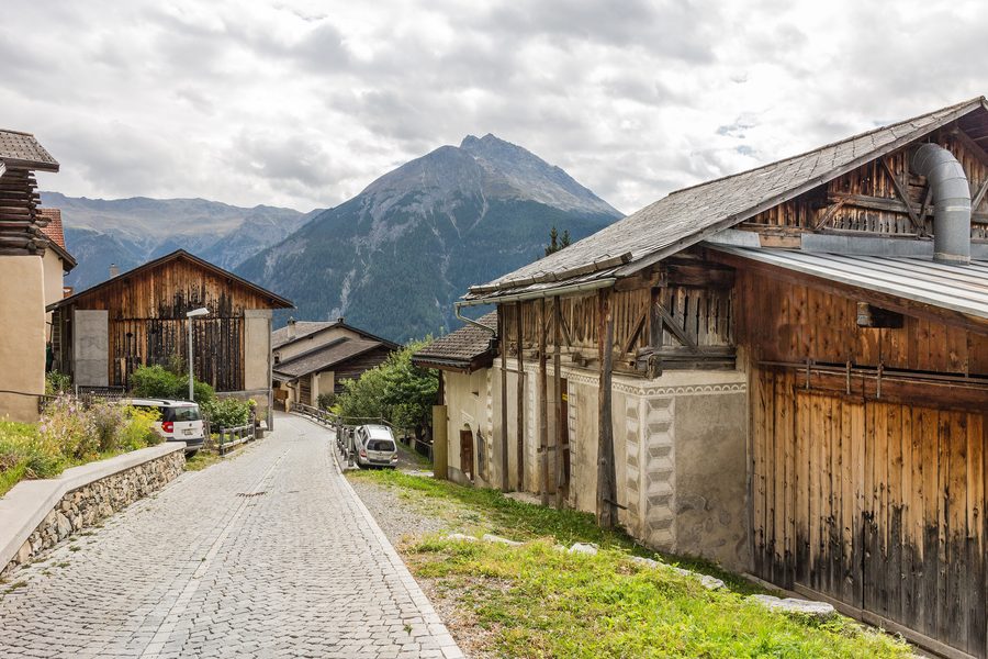 Street in the centre of Vnà