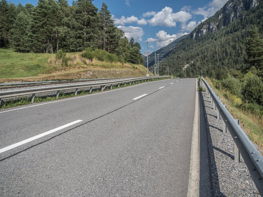 File:Albulastrasse (Hauptstrasse 417) unterhalb Brienz-Brinzauls, Tiefencastel GR20230819-jag9889.jpg