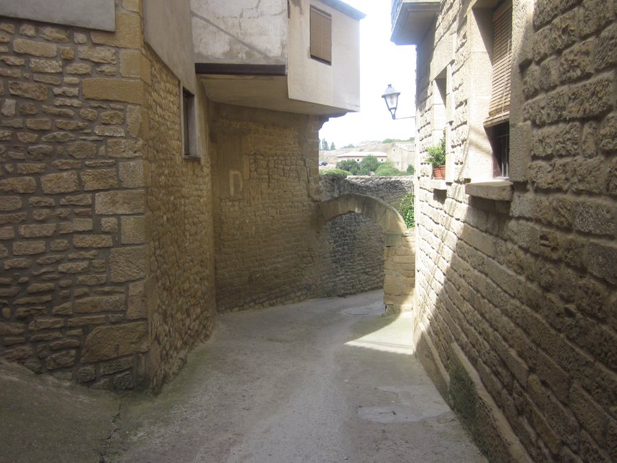 File:Calle de Uncastillo 01.JPG