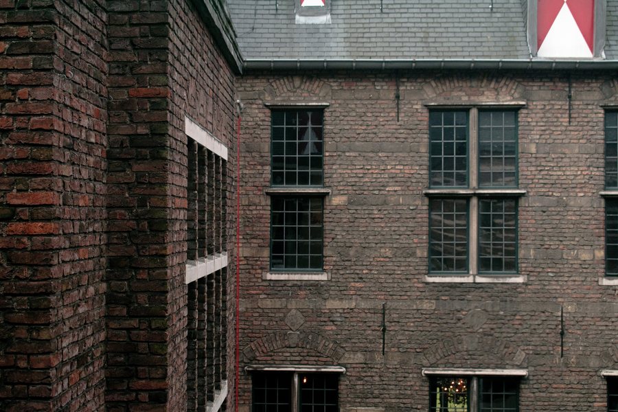 File:Helmond Castle First floor windows of the inner yard.jpg