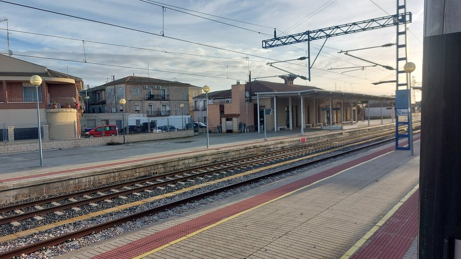 File:Estación de Tardienta - andenes.jpg