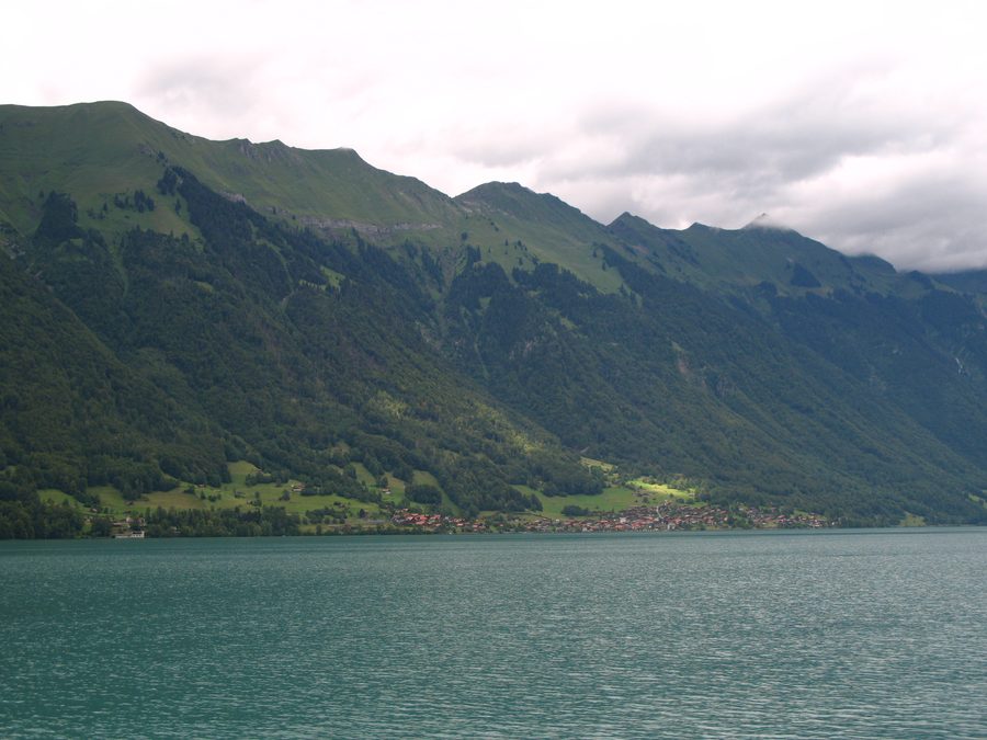 Lake Brienz near Oberried with mountain scenery in the background