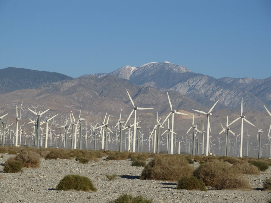 Windpark in der Landschaft des San-Gorgonio-Passes bei Palm Springs, Kalifornien