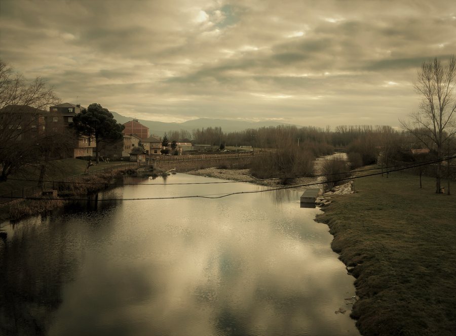 File:El río Cúa a su paso por Cacabelos (51230081439).jpg