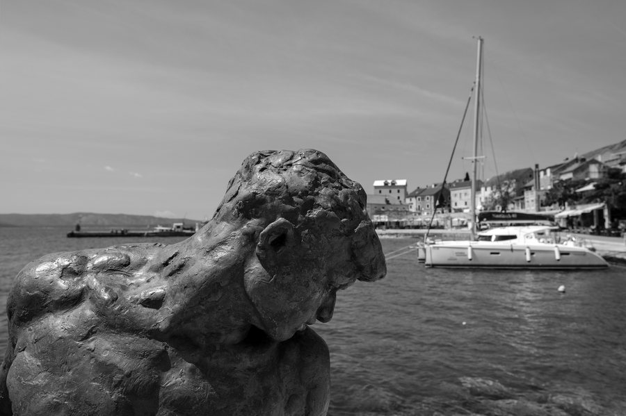 File:Detail of statue of fishermen pulling a net, Bol harbour, Croatia (PPL1-Corrected) julesvernex2.jpg