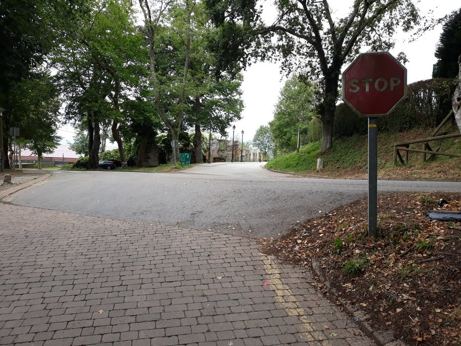 File:Camino Primitivo, entrada de Tineo 01.jpg