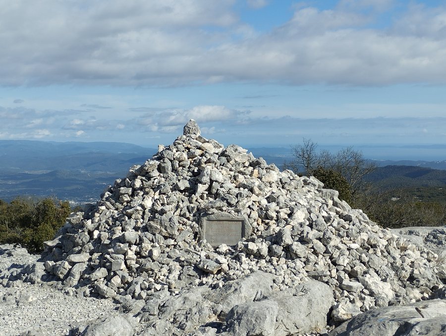 File:Pyramide de Cassini (1) - Le Revest-les Eaux, Var, France.jpg