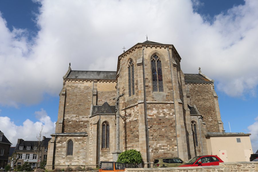 File:Chevet de l'église Saint-Pierre-et-Saint-Paul de Ploubalay (Côtes-d'Armor).jpg