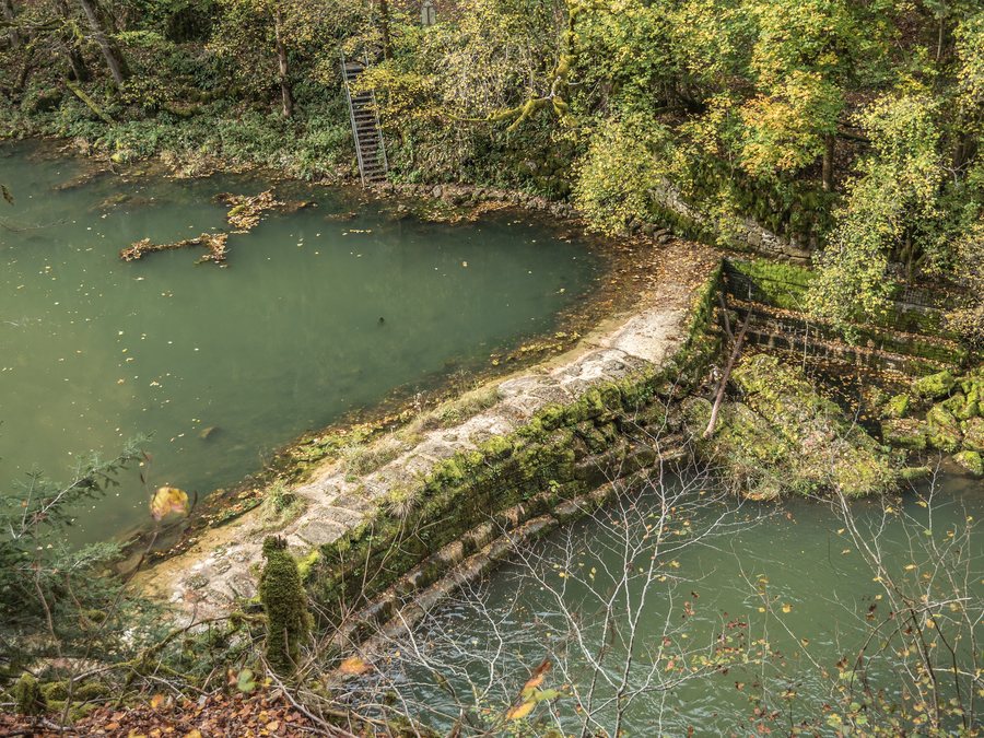 File:Furt über den Doubs, Villers-le-Lac, Frankreich – Les Planchettes NE 20231029-jag9889.jpg