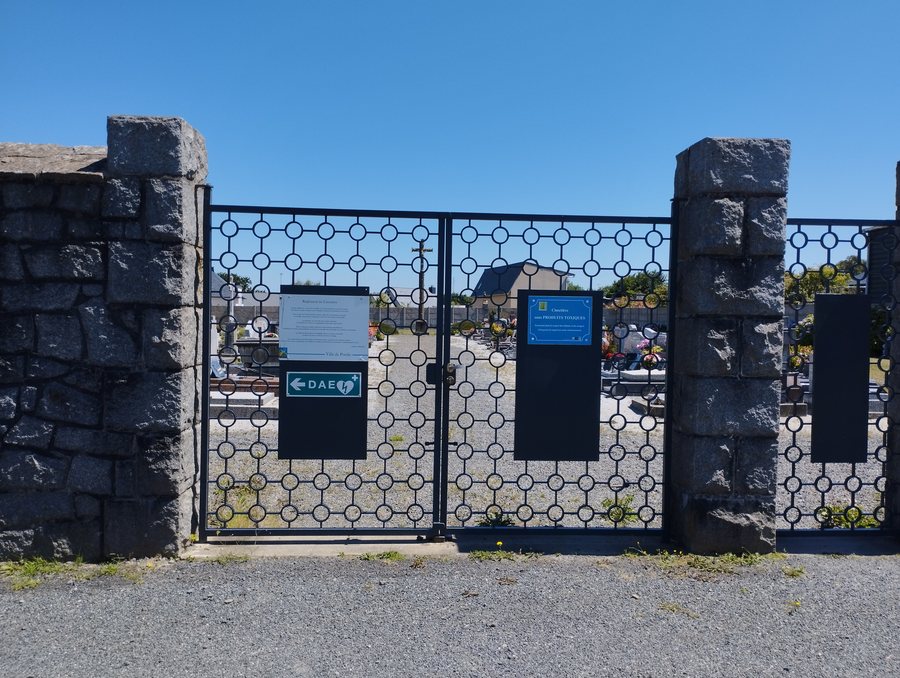 File:Cimetière de Tréméloir entrée.jpg